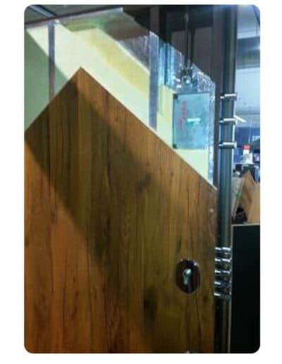 Porte blindée décor bois et ses points de verrouillage, posée par Winfox