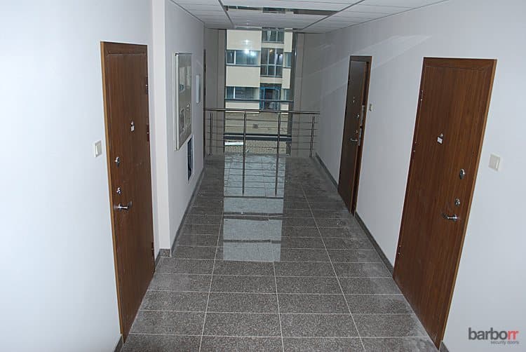 Couloir d’immeuble avec portes d’appartement blindées