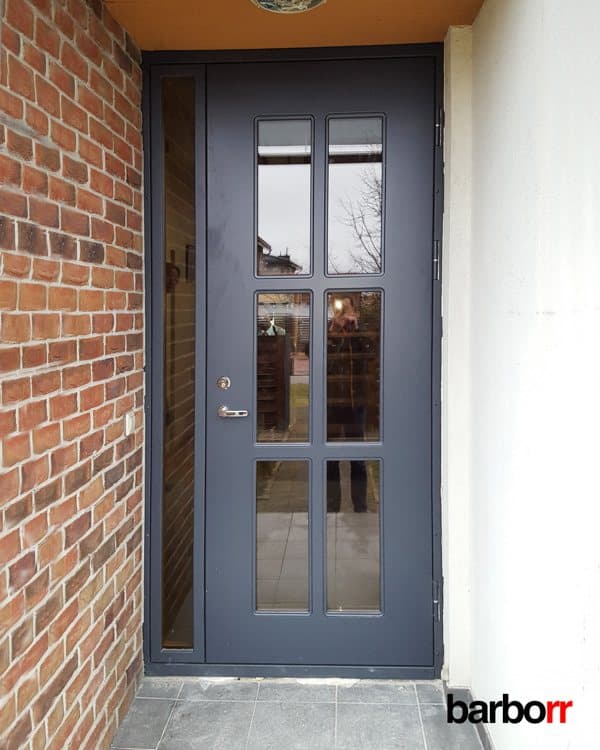 Porte d’entrée blindée grise à petits bois vitrés