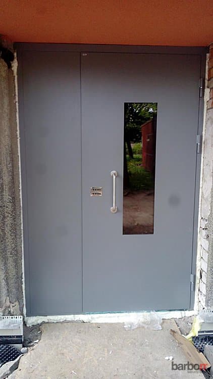 Porte métallique grise à double vantail