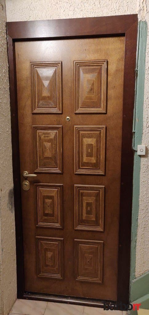 Porte blindée en bois à moulures classiques