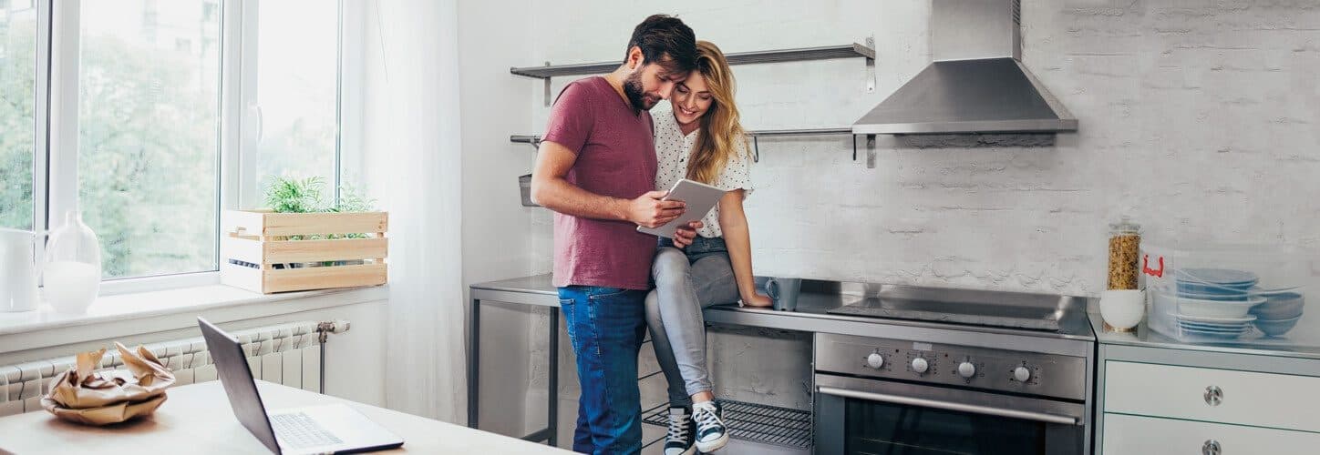Couple pilotant la maison depuis l’application Tydom