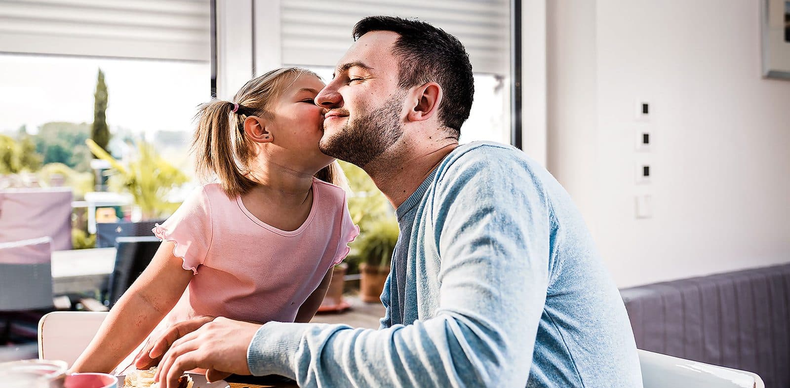 Famille à la maison derrière des volets roulants Lakal