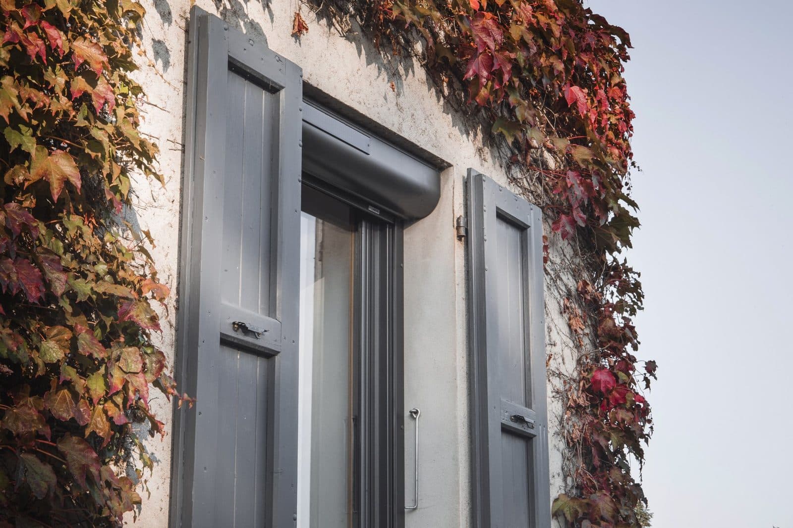 Volet roulant Lakal posé en rénovation sur une façade ancienne