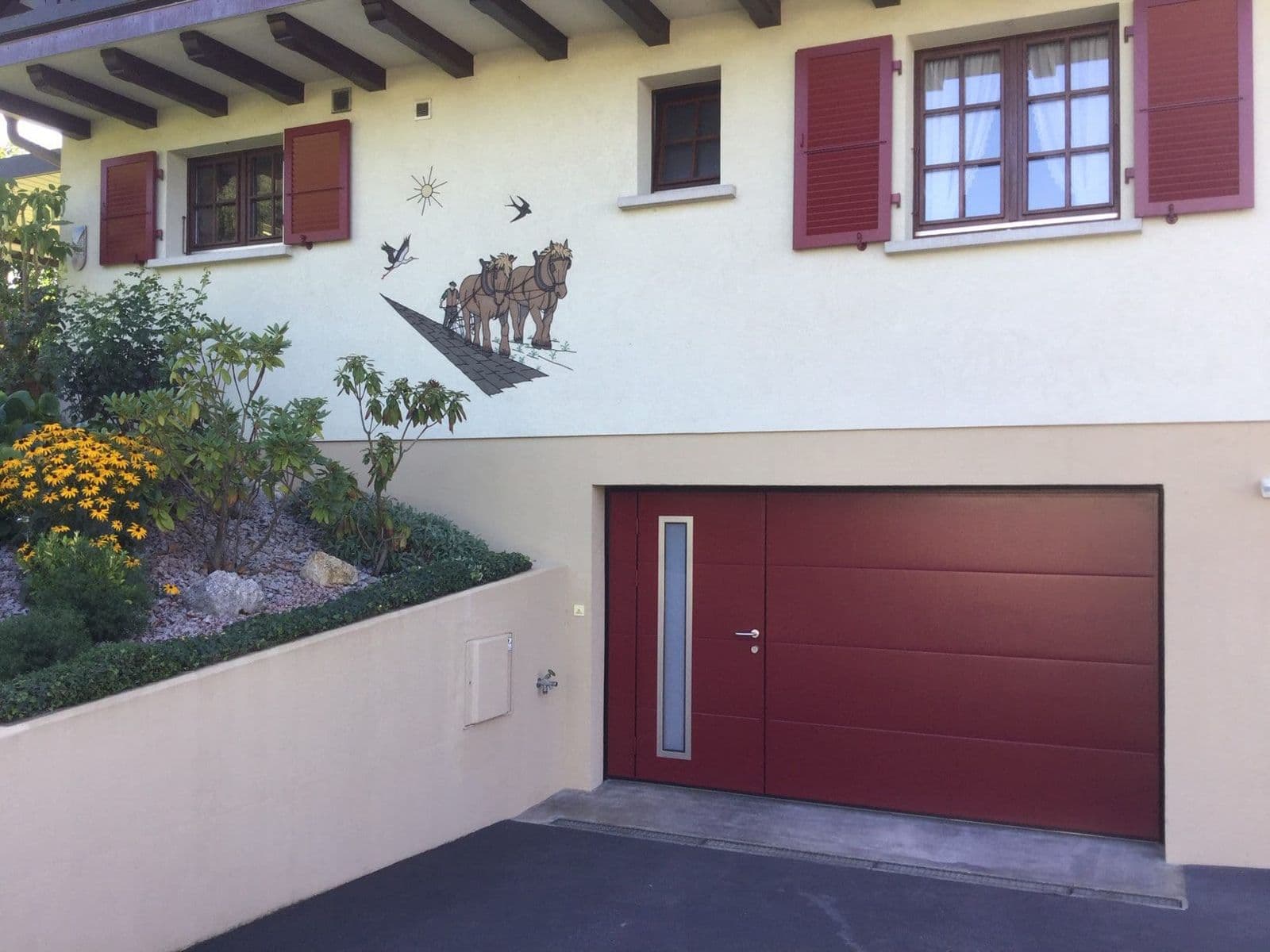 Porte de garage basculante sur une maison traditionnelle
