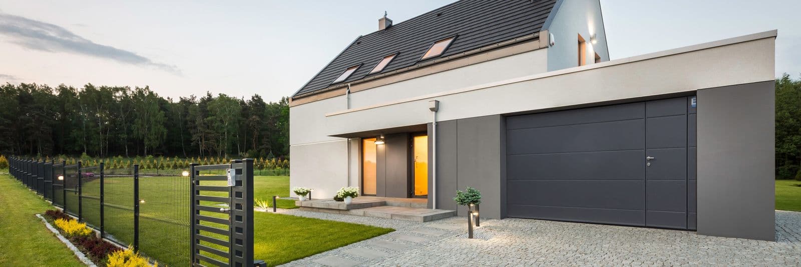 Maison moderne avec porte de garage et portail Moos assortis