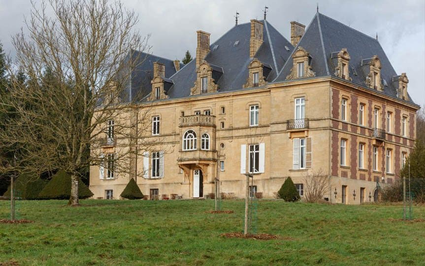 Château dont les fenêtres ont été refaites à l’identique en bois