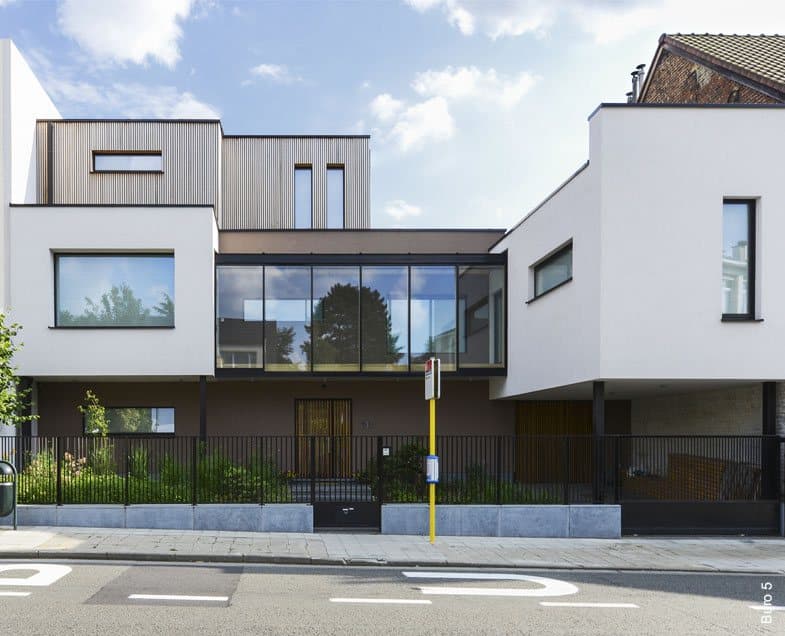 Maison neuve contemporaine avec fenêtres bois et grandes baies