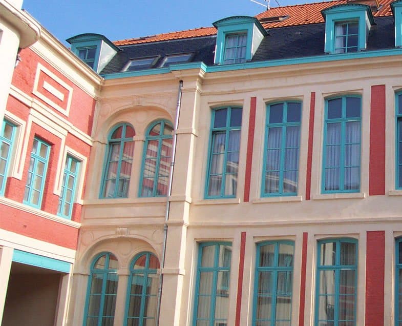 Façade classée avec fenêtres bois peintes en turquoise