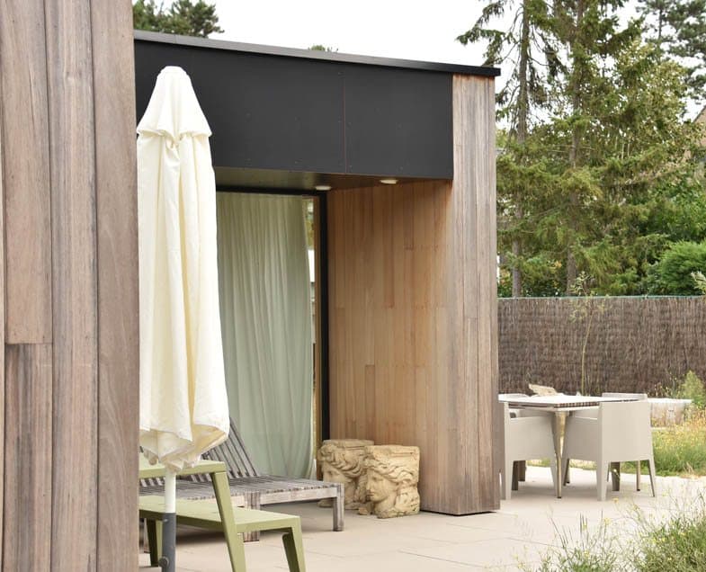 Grand châssis fixe en bois sur une maison à bardage bois