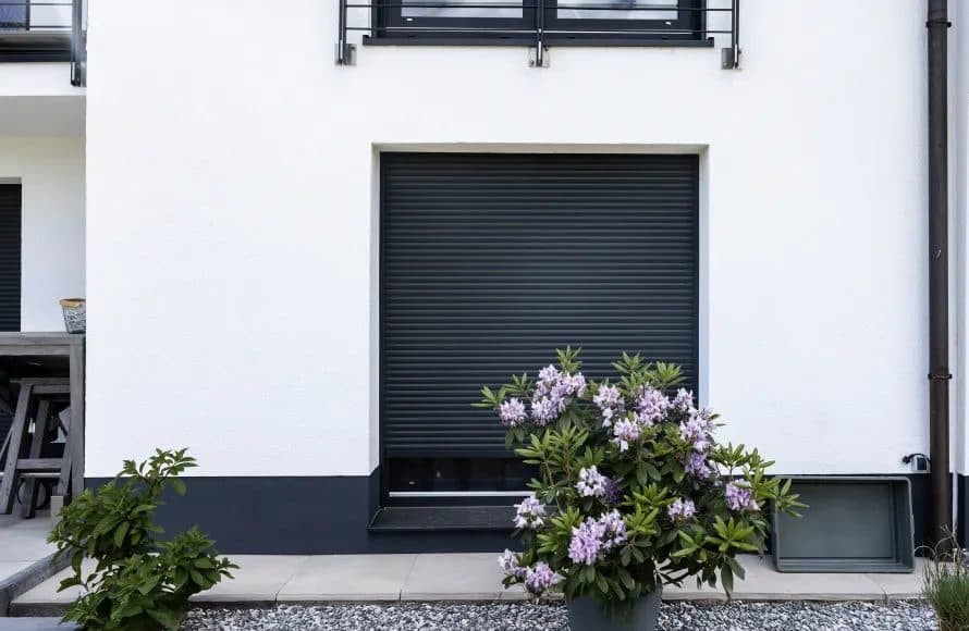 Maison blanche avec volet roulant Roma anthracite