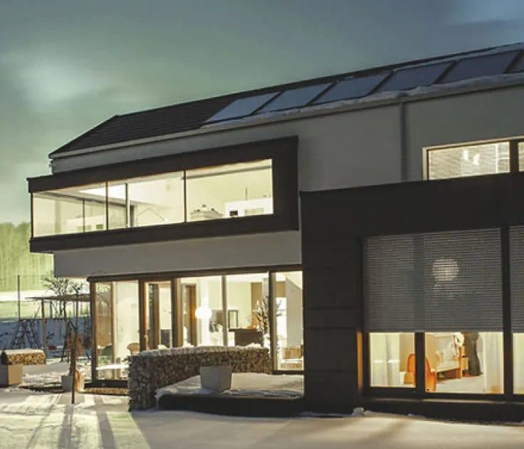 Maison moderne aux volets fermés face au soleil