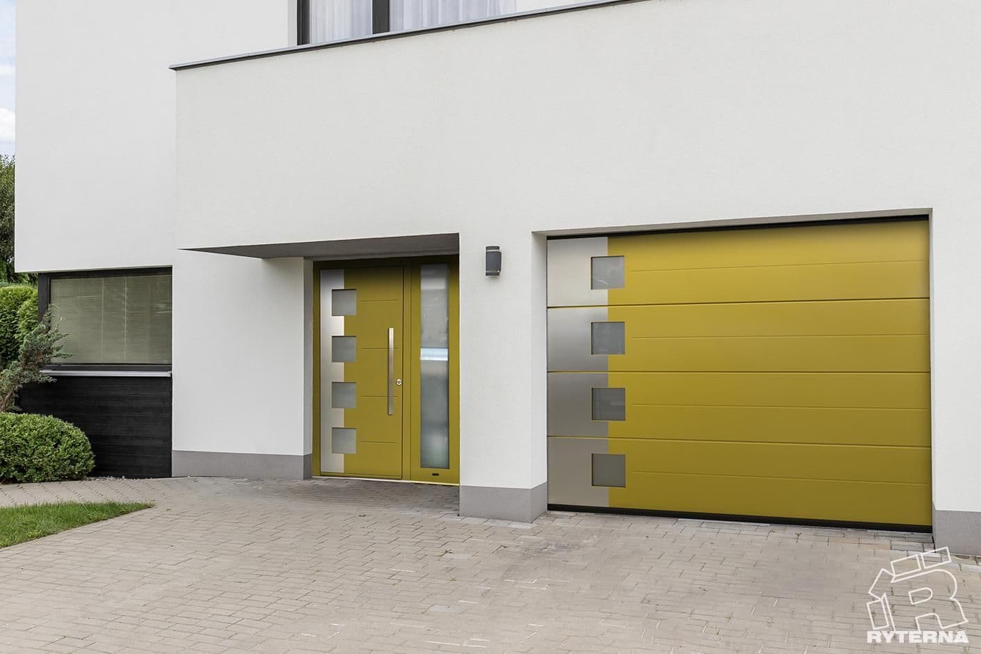Maison avec porte de garage latérale et porte d’entrée assortie