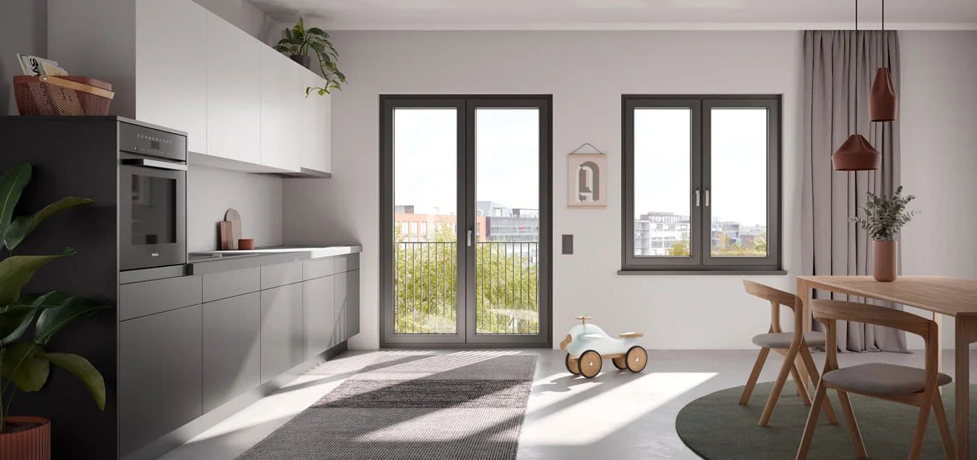 Cuisine lumineuse avec portes-fenêtres sécurisées