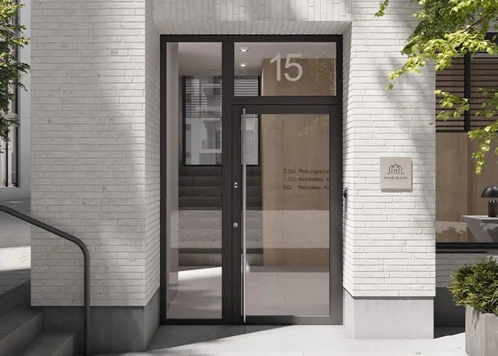 Entrée d’immeuble avec porte vitrée à serrure motorisée