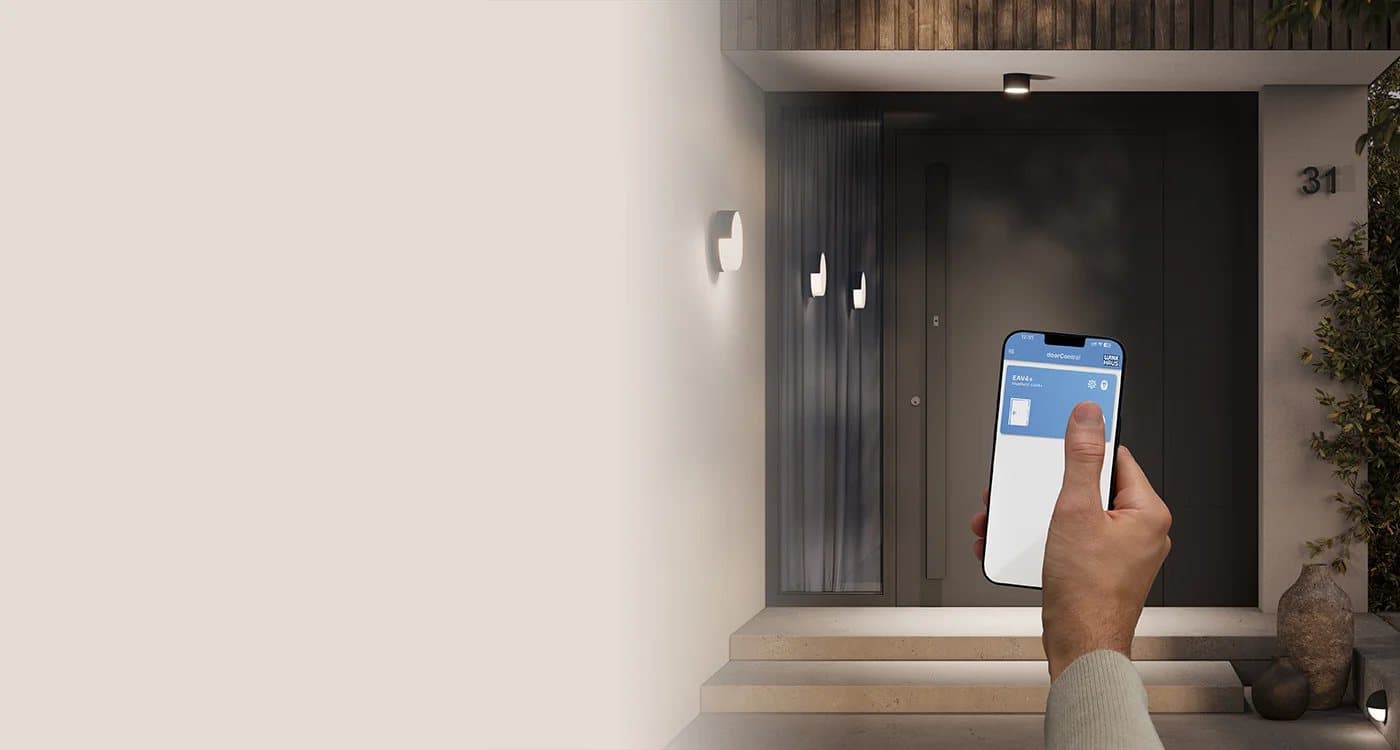 Porte d’entrée ouverte avec un smartphone en soirée