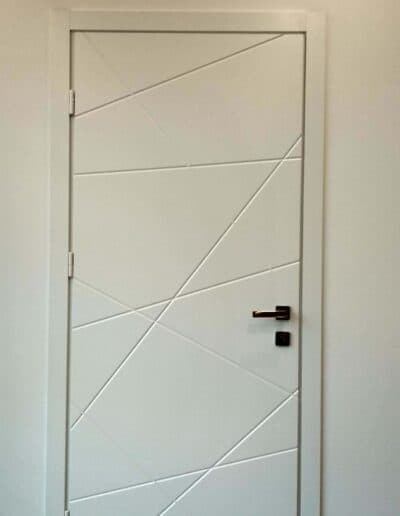 Porte intérieure blanche à rainures en diagonale posée par Winfox
