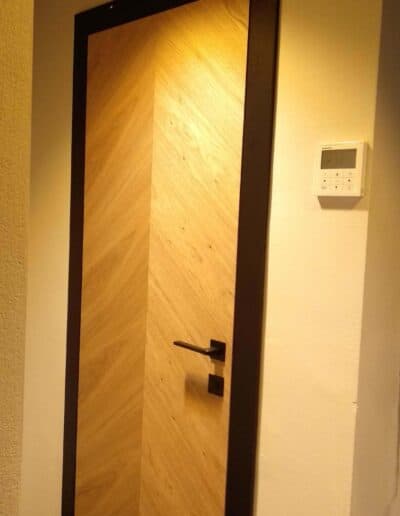 Porte intérieure en bois à chevrons posée par Winfox