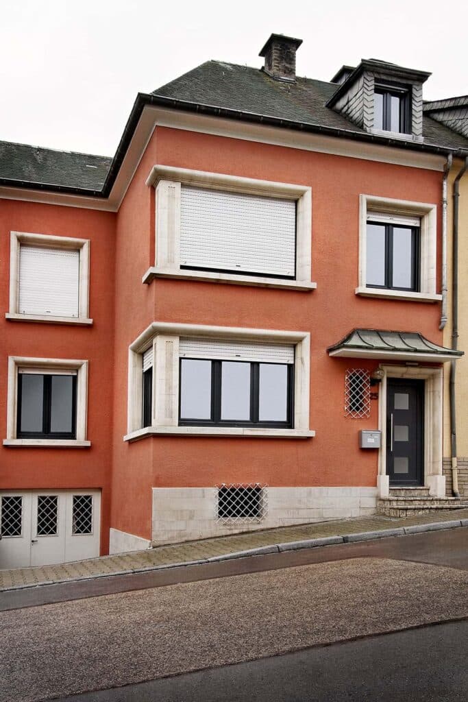 Maison rénovée avec fenêtres et volets roulants posés par Winfox au Luxembourg