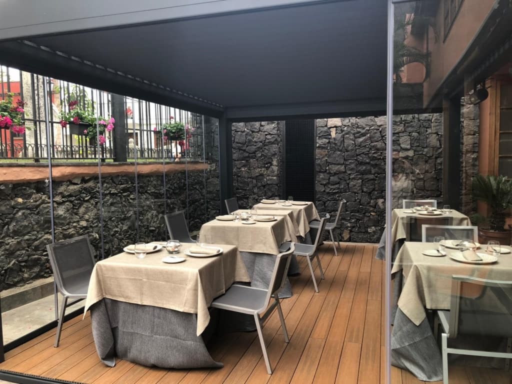 Terrasse de restaurant couverte par une pergola bioclimatique