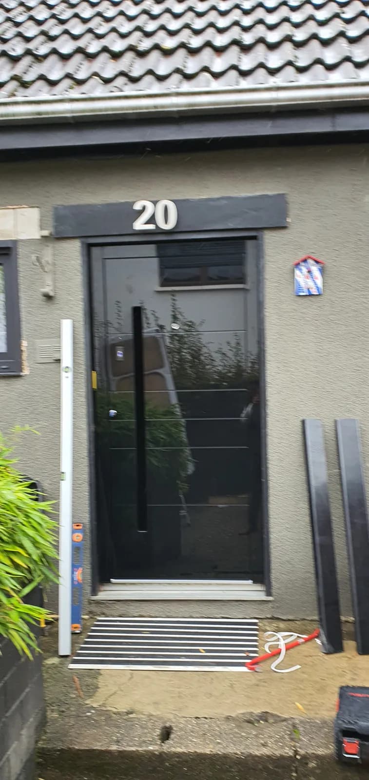 Porte d’entrée aluminium noire posée, vue de la rue