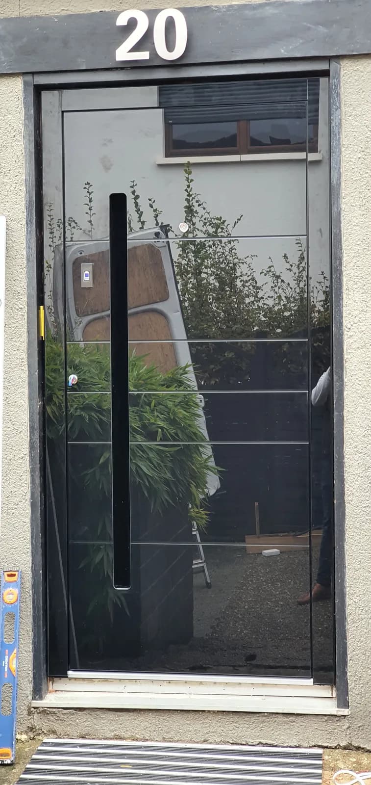 Porte d’entrée aluminium noire avec poignée barre et insert