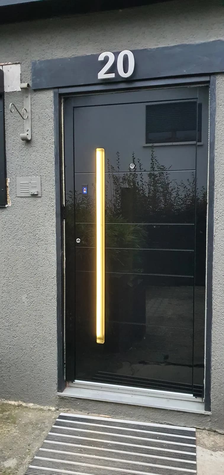 Porte d’entrée noire avec bandeau lumineux LED intégré