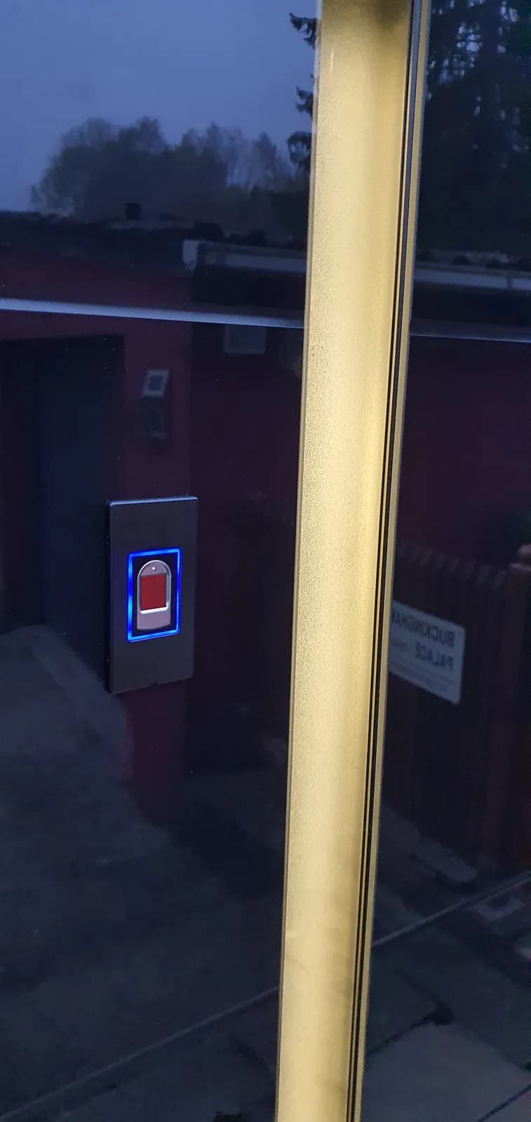 Lecteur d’empreinte digitale intégré à une porte d’entrée