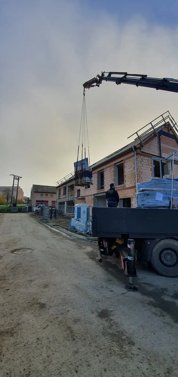 Livraison des châssis par camion-grue sur un chantier de construction neuve