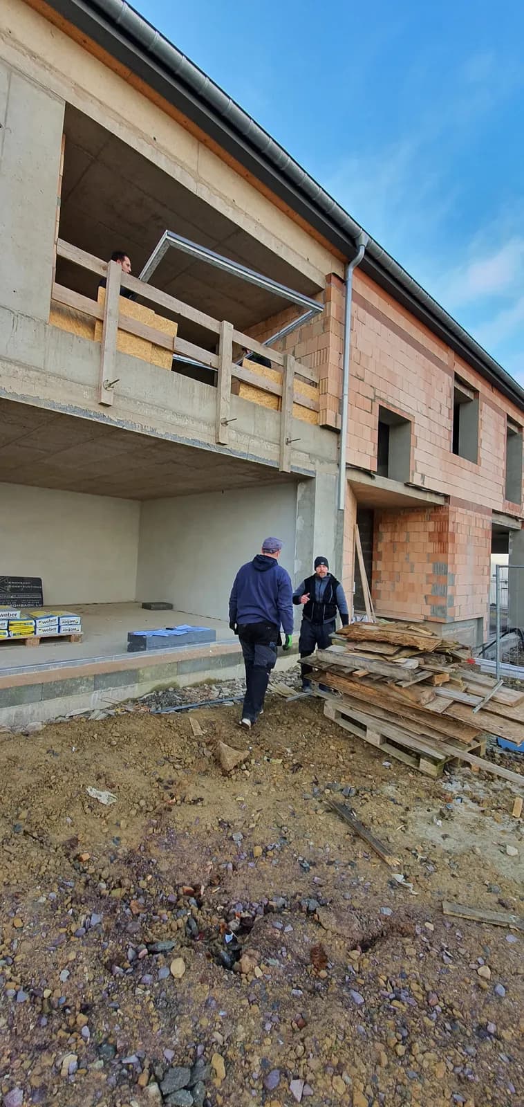Équipe de pose Winfox sur un chantier de maisons neuves