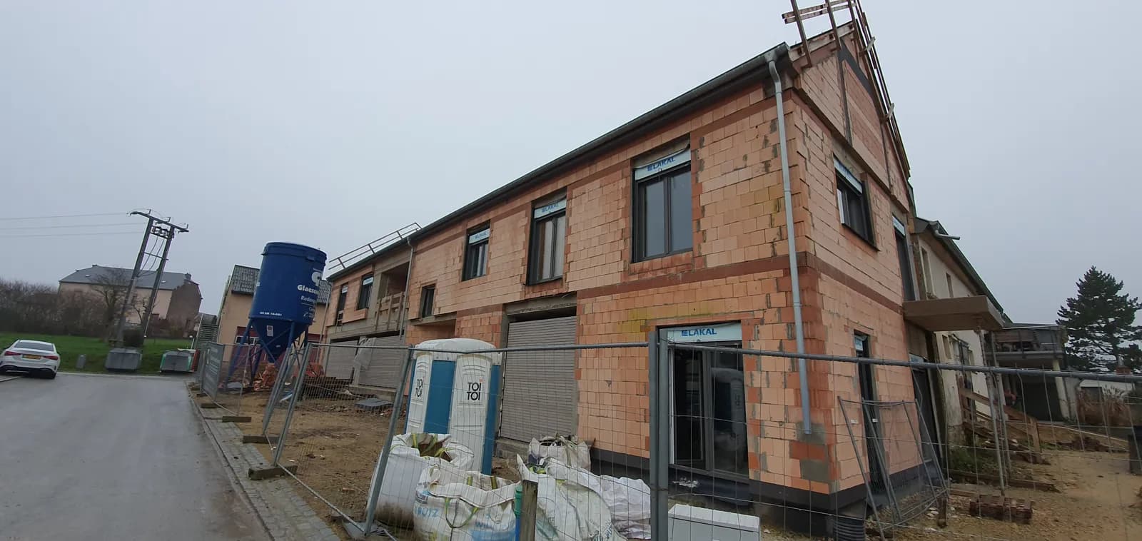 Rangée de maisons neuves équipées de leurs châssis