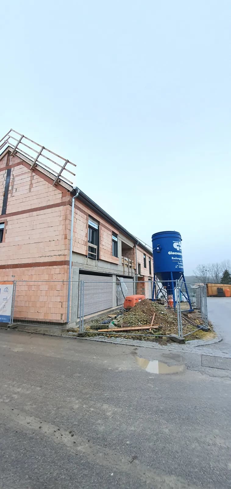 Pignon de maison neuve avec fenêtres et velux posés