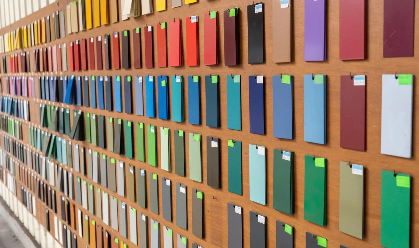 Mur d’échantillons de couleurs de laquage aluminium