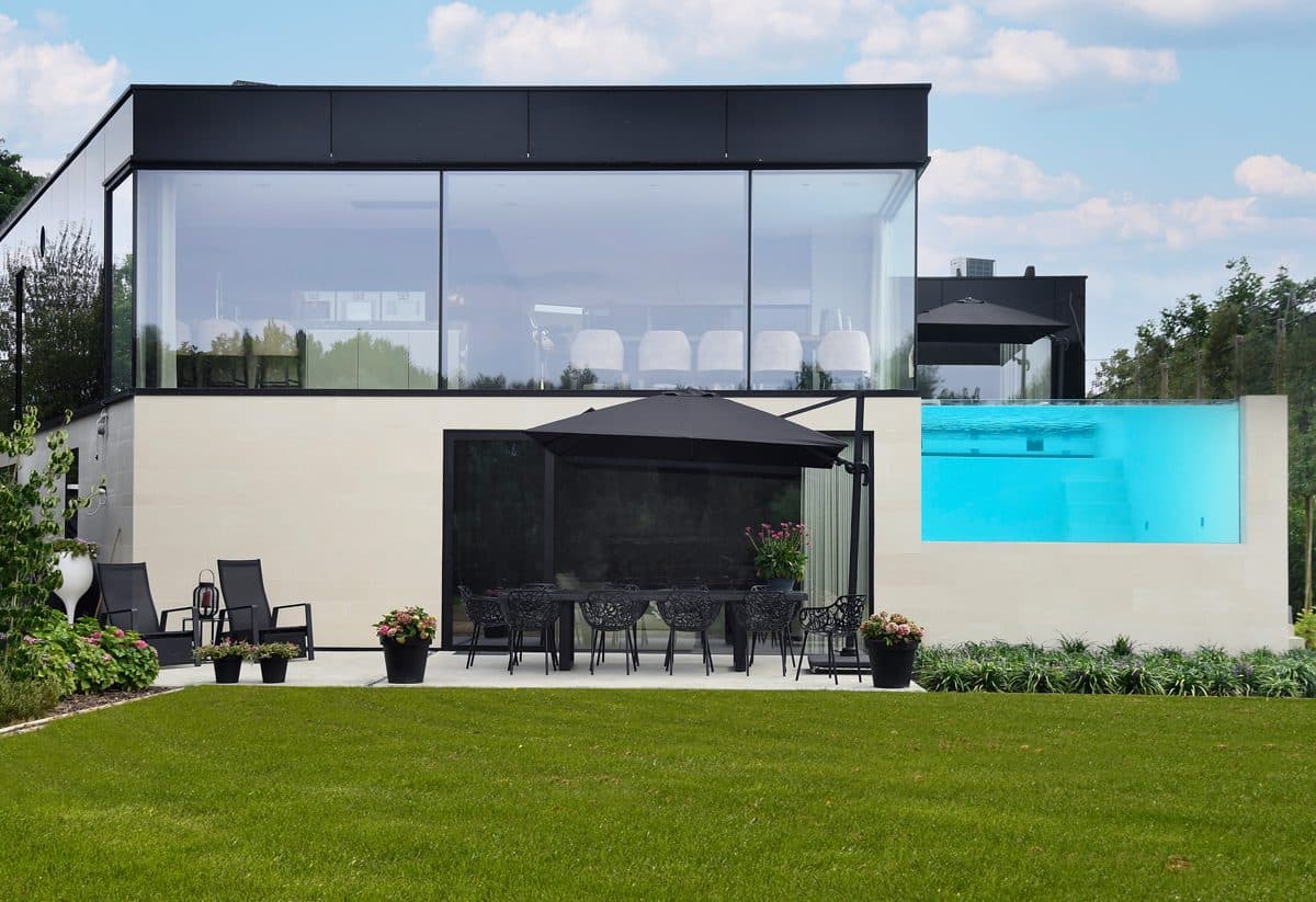 Maison contemporaine noire et blanche largement vitrée en aluminium