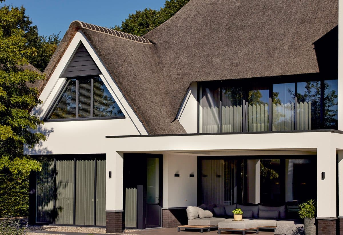 Villa à toit de chaume avec fenêtres aluminium Aliplast Max Light