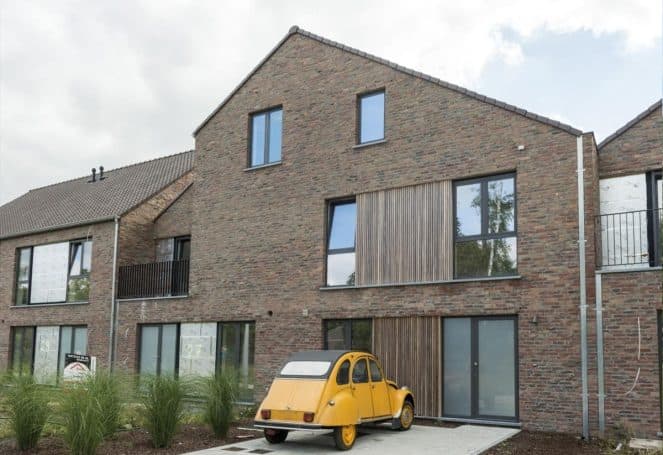 Maison en brique et bois rénovée avec des fenêtres aluminium