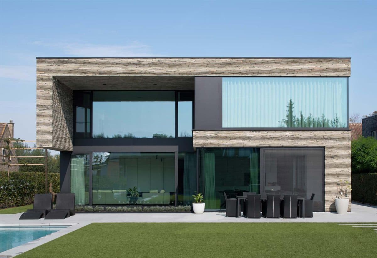 Maison en brique et piscine, fenêtres aluminium Aliplast Star 75