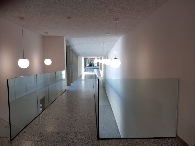 Garde-corps intérieur en verre le long d’une circulation