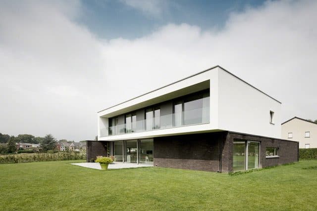Maison contemporaine avec garde-corps en verre Belgo Glass sur la terrasse de l’étage