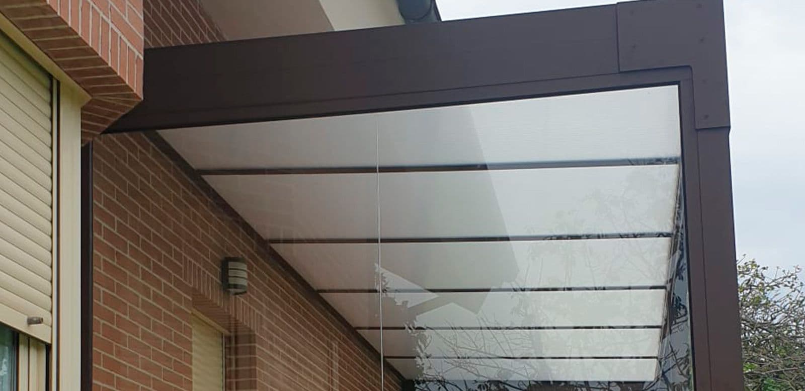 Pergola adossée à une façade moderne
