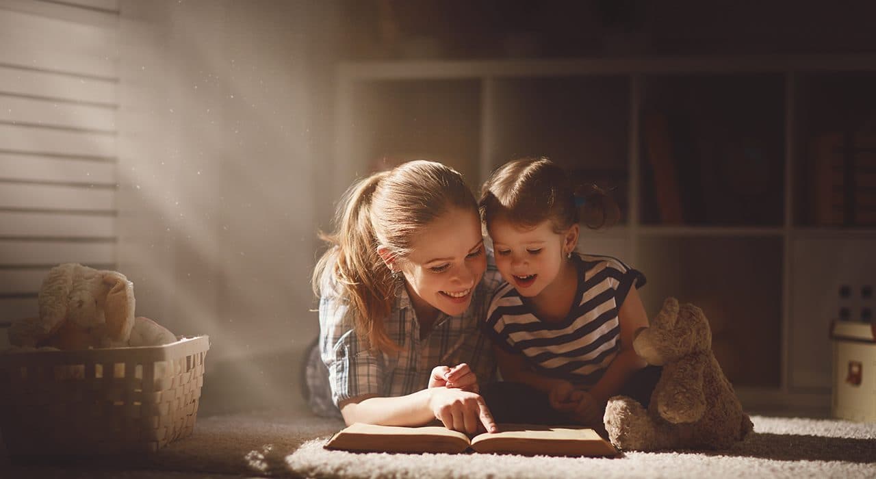 Mère et enfant lisant tranquillement à la maison