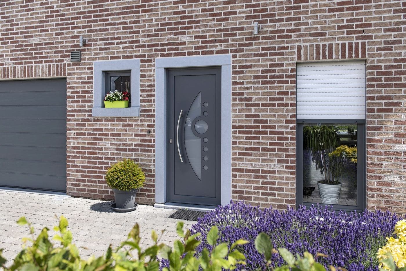 Façade en brique avec porte d’entrée Frager grise à vitrage décoratif