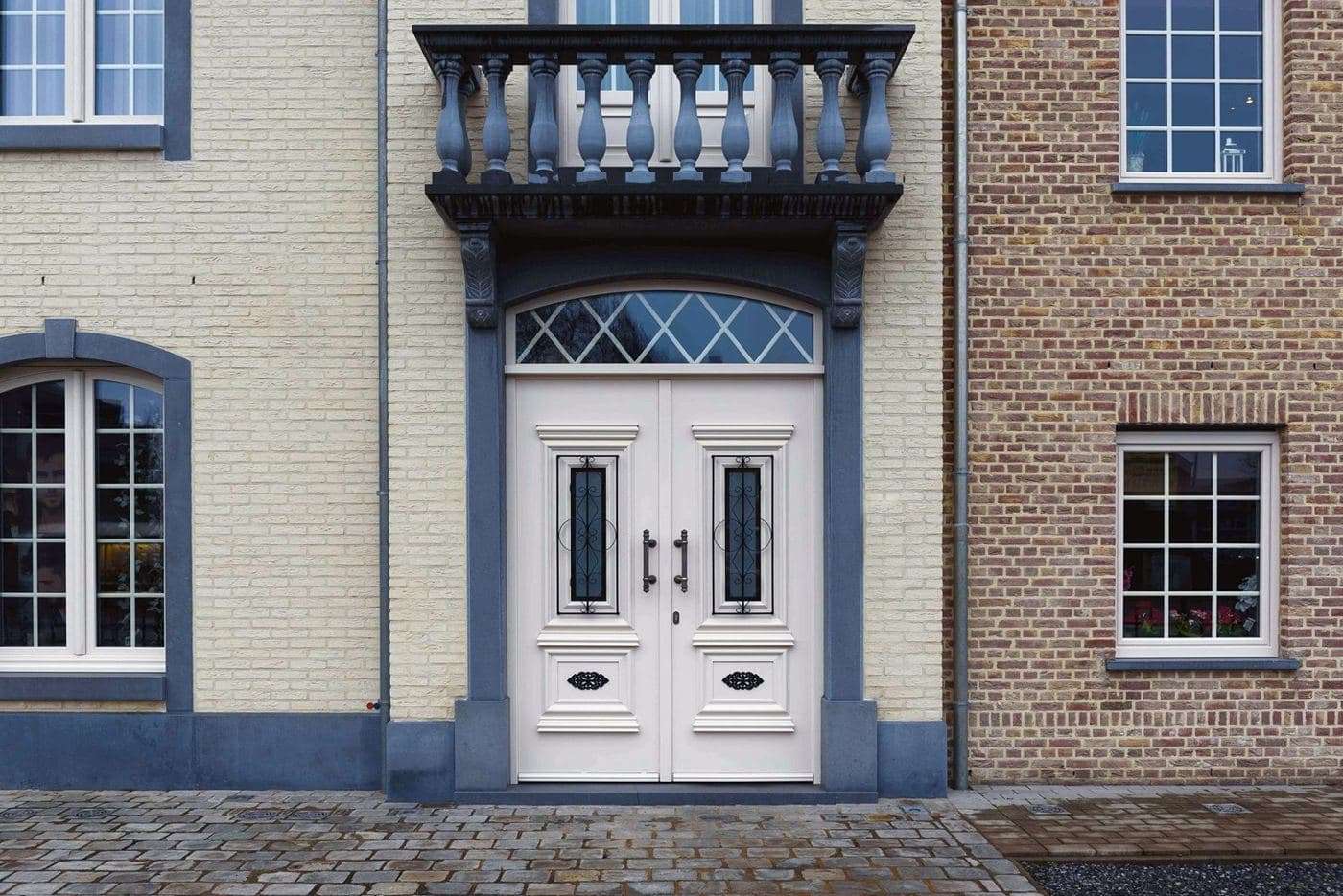 Maison de ville avec double porte Frager blanche moulurée