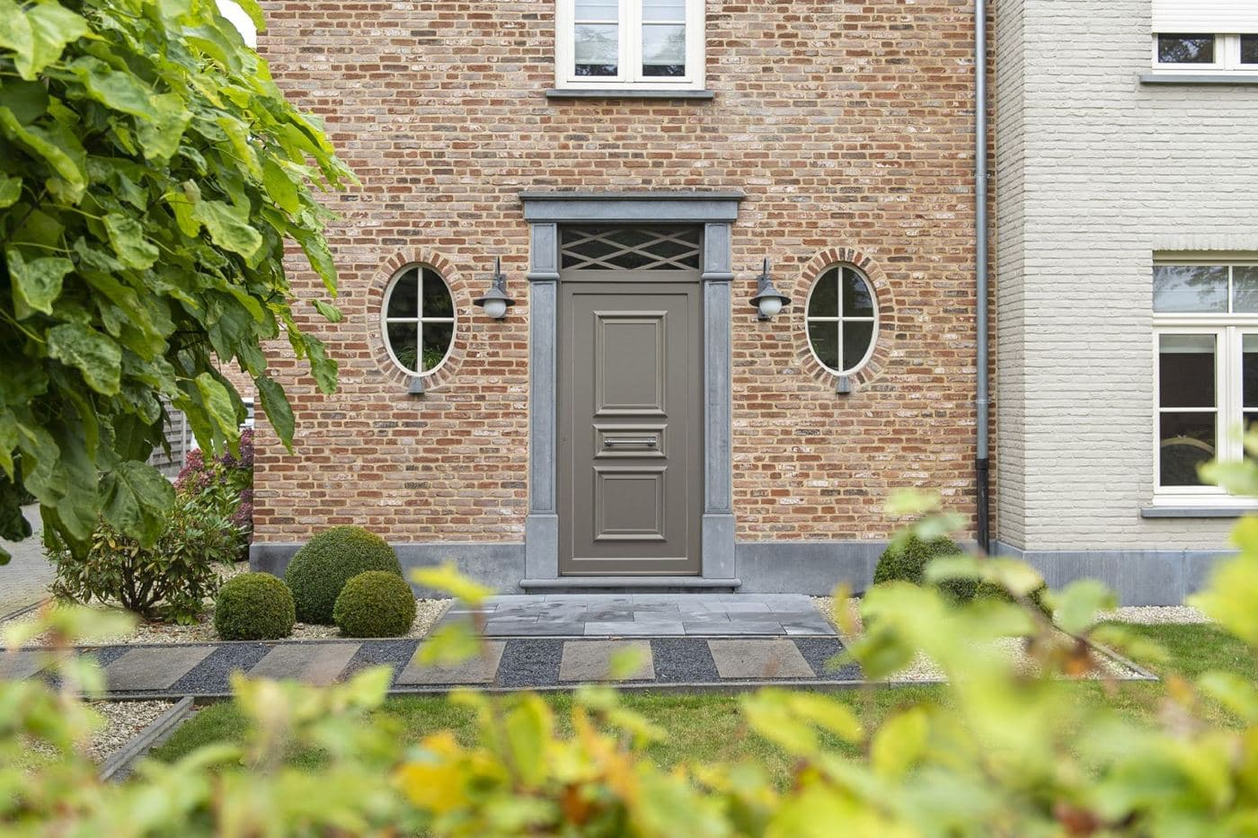 Porte d’entrée classique noire moulurée avec fixe latéral vitré