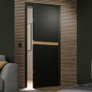 Porte intérieure noire devant un mur à tasseaux de bois