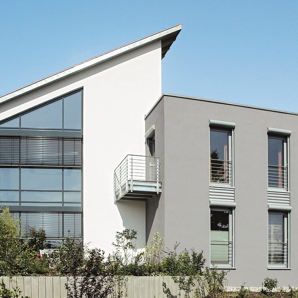 Maison à toit monopente avec fenêtres PVC Schüco