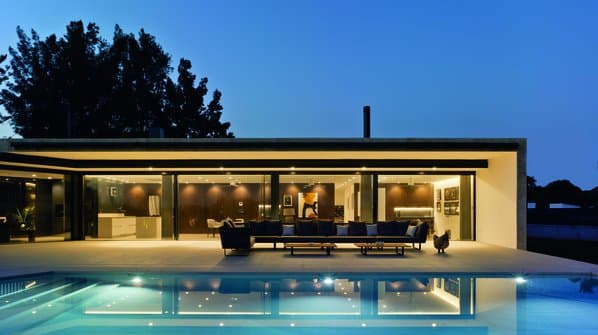 Maison de plain-pied avec grandes baies coulissantes donnant sur la piscine