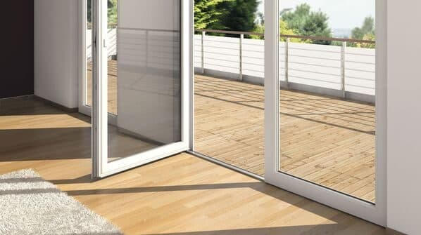 Porte-fenêtre ouverte sur une terrasse en bois