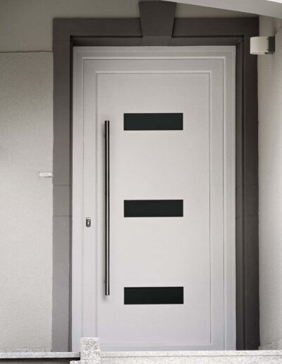 Weiße Haustür mit schwarzen Einlagen, eingebaut von Winfox