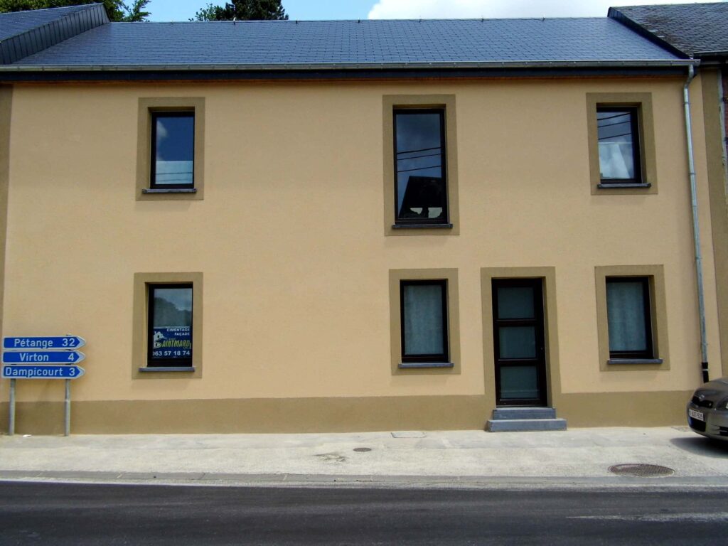 Maison rénovée avec fenêtres PVC anthracite